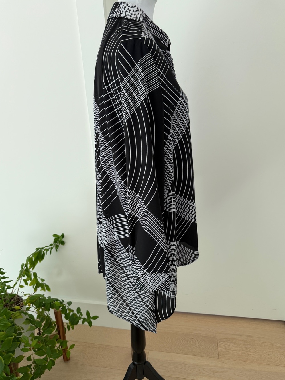 CHICO'S Rosalind Graphic Design Tunic Blouse Handkerchief Hem Sheer Travel Layer - Picture 6 of 17